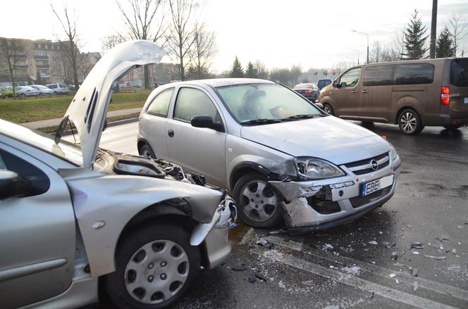 Wypadek na skrzyżowaniu Staszica i Okrzei. Dwie osoby w szpitalu