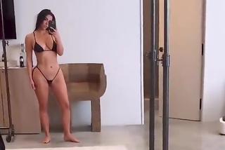 Kim Kardashian w  mikrobikini! Musisz to zobaczyć