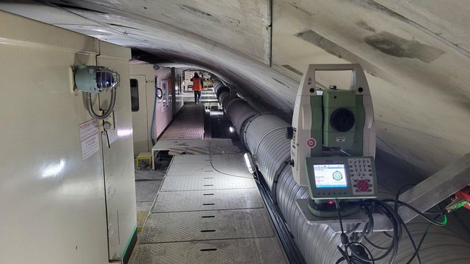 Drążenie tunelu pod Pisarzową w ramach modernizacji linii 104