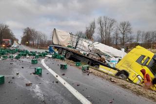 Wypadek ciężarówki z piwem w powiecie kieleckim! Galeria zdjęć