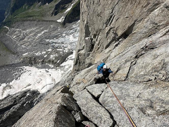 Andrzej Ficek, Roman Forysiak i Szymon Podosek z Klubu Wysokogórskiego w Bielsku-Białej, pokonali klasyczną drogę na szczyt Petit Dru w masywie Mont Blanc