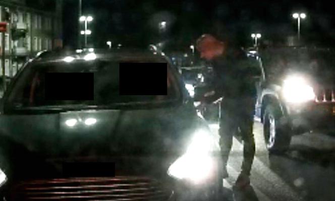 Ten mężczyzna groził innemu kierowcy. Poszukuje go policja