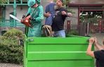 Gang z ZOO Wrocław podbija sieć! Takiego ostrzeżenia jeszcze nie widziałeś