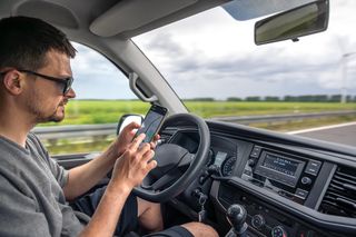 Mandat za nawigację w telefonie. Ostrzejsze prawo może zaskoczyć kierowców