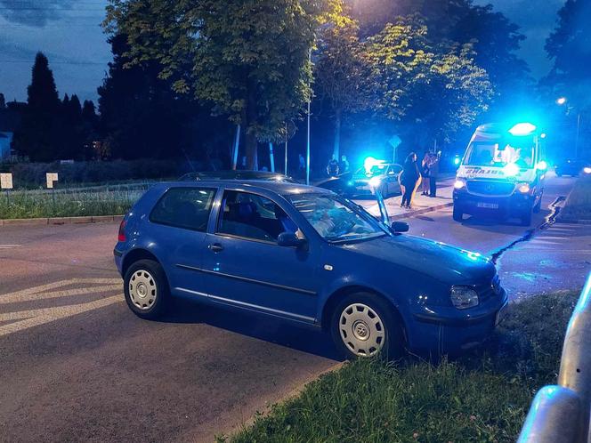 Wypadek na Konstytucji w Starachowicach. Zderzył się Volkswagen i Skoda