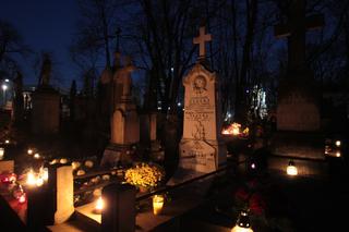 Tak wyglądają Powązki wieczorem. Zachwycające zdjęcia warszawskiej nekropolii