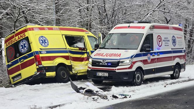 Zderzenie karetki pogotowia z samochodem dostawczym pod Warszawą. Ambulans zjechał na przeciwległy pas