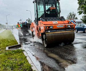 Robotnicy pracują w ulewę