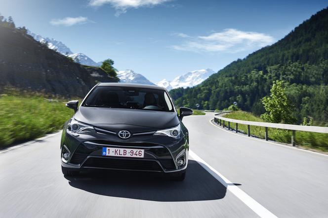Toyota Avensis lifting 2015