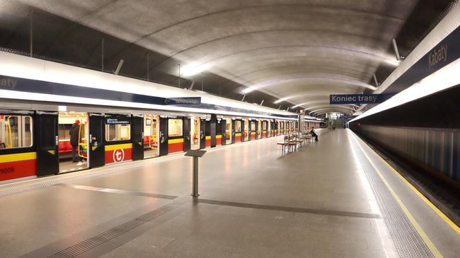 Metro w Warszawie już wozi pasażerów, ale wciąż są drążone nowe linie