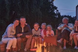 M jak miłość po wakacjach. Barbara (Teresa Lipowska), Lenka (Olga Cybińska), Zuzia (Marcelina Kempka), Emilka (Julia Kempka), Misiek (Aleksander Bożyk), Kinga (Katarzyna Cichopek), Piotrek (Marcin Mroczek). 