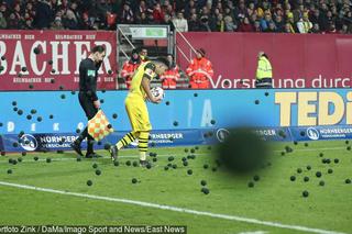 Piłkarze Borussii obrzuceni piłkami tenisowymi przez własnych kibiców. Niecodzienny protest [WIDEO]