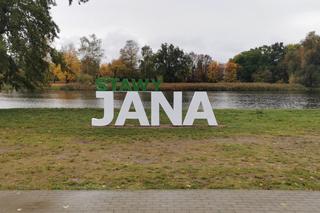 Łódź. Napis Stawy Jana czytany od tyłu obiegł internet...