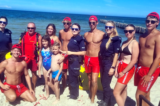 Policjanci na plaży w Mielnie przypominali o zasadach bezpieczeństwa