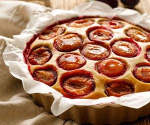 Ewa Wachowicz zdradza swój sposób na idealne ciasto ze śliwkami. Smakuje obłędnie!