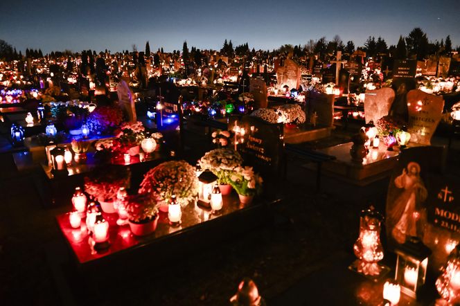 1 listopada na Cmentarzu Łostowickim w Gdańsku. Tak wygląda w dniu Wszystkich Świętych