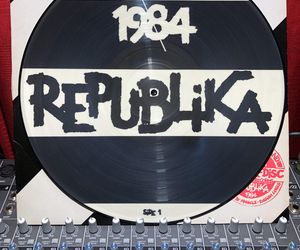 Grzegorz Ciechowski miał tylko grac na klawiszach. Tak Republika debiutowała na scenie