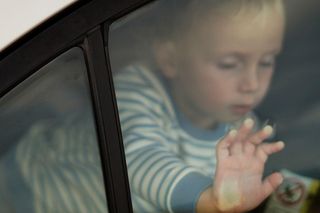 Rodzice zostawili dzieci w samochodzie i poszli na zakupy. Ojciec był oburzony, że ktoś wezwał policję
