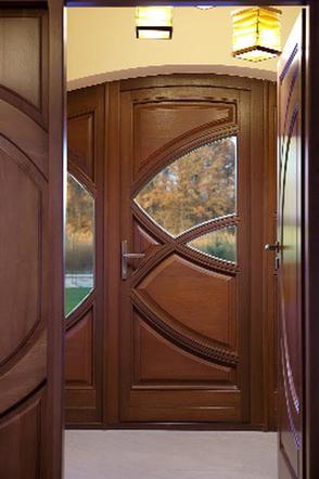 Drzwi zewnętrzne – drewno w pięknej oprawie