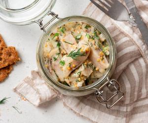 Czym się różni śledź od matiasa? Różnica nie jest wcale taka oczywista