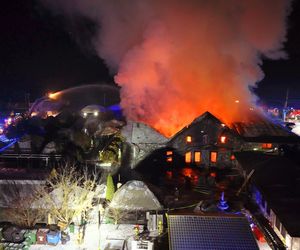 Pilna ewakuacja 200 osób z klubu muzycznego na Mazowszu. Wybuchł potężny pożar. Ranna jedna osoba