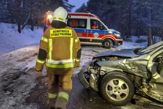 Zmiażdżone samochody po czołówce na śliskiej drodze. Są ranni