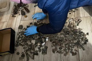 Miał w domu konika z brązu z epoki żelaza, nagolennik wojownika, zabytkowe monety. Sam wszystko znalazł pod ziemią i skrzętnie ukrył