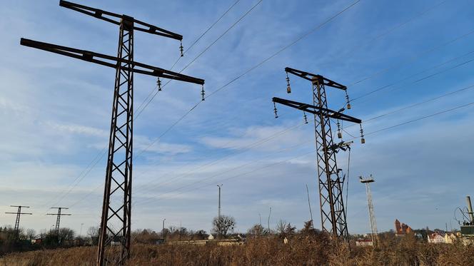 Kętrzyn. 18-latek przeciął siekierą kable energetyczne i zginął