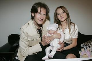 Marcin Janos Krawczyk i jego żona Karolina i córka Maria w 2008 roku