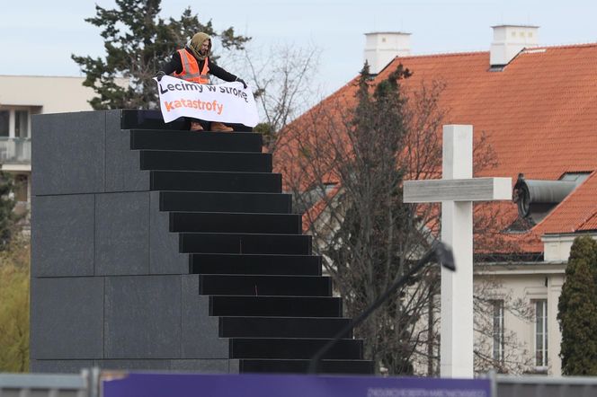 Pomnik smoleński oblany sztuczną krwią