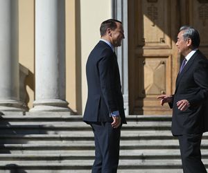 Chiński szef MSZ Wang Yi w Polsce. Spotyka się z Sikorskim i Nawrockim