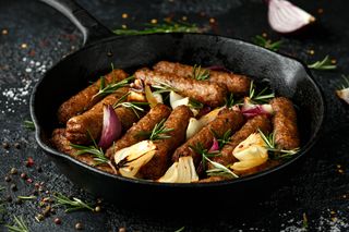 Biała kiełbasa wegetariańska (wegańska): przepis na domową kiełbaskę wielkanocną