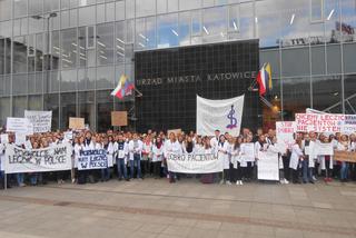 Białe kitle wypełniły Katowicki Rynek. Studenci ŚUM-u wsparli protest rezydentów [ZDJĘCIA, AUDIO]