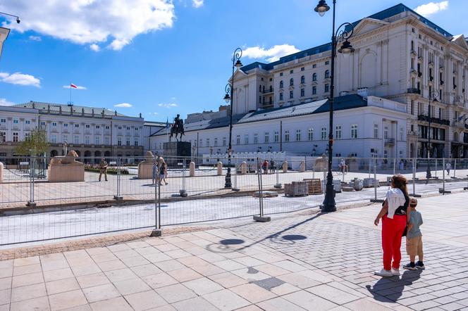 Remont nawierzchni Krakowskiego Przedmieścia w Warszawie w 2024 r.