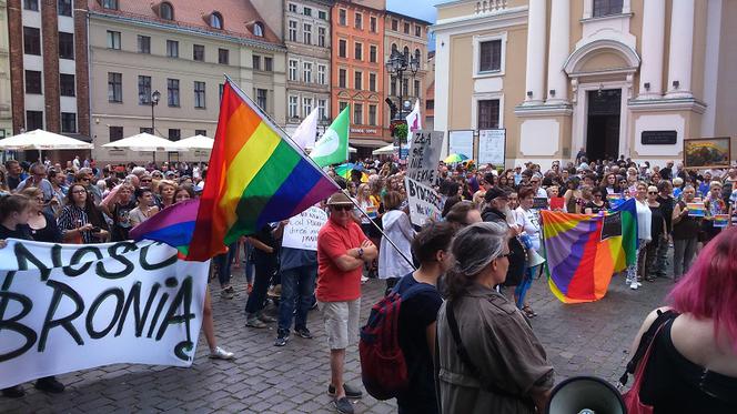  Toruń mówi NIE mowie nienawiści! Tęczowy wiec na Rynku Staromiejskim [ZDJĘCIA]