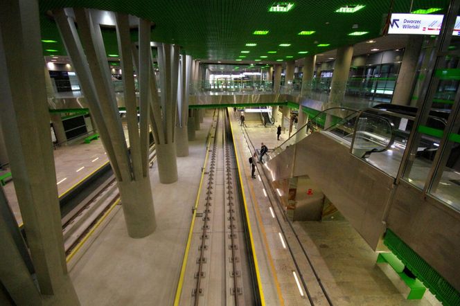 Ukryty peron pod Warszawą. Milionowa inwestycja, z której nikt nie korzysta