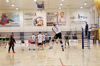 Koledzy założyli drużynę siatkówki, by pokazać najmłodszym jak wazny jest sport.