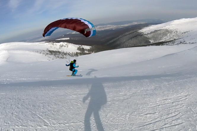 Latanie na nartach i jazda pod górę. Snowgliding coraz bardziej popularny