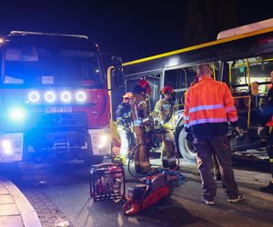 Wypadek z udziałem autobusu i ciężarówki w Warszawie (23.10.2025)