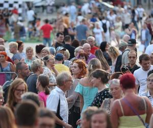 Potańcówka pod Teatrem Śląskim w Katowicach. Tłumy wręcz oszalały ZDJĘCIA