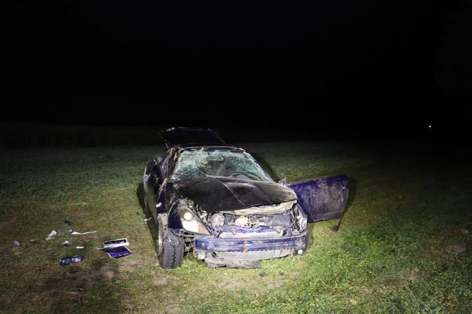 Próbował zapalić papierosa za kierownicą. Auto wylądowało w rowie
