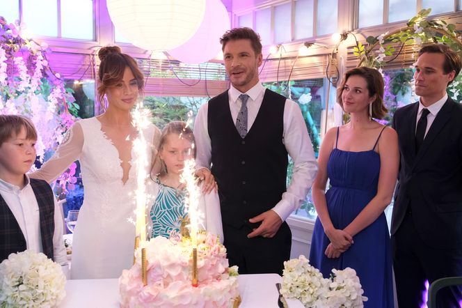 M jak miłość odc. 1890. Kama (Michalina Sosna), Marcin (Mikołaj Roznerski), Olek (Maurycy Popiel), Ania (Alina Szczegielniak), Maja (Laura Jankowska), Szymek (Staś Szczypiński)