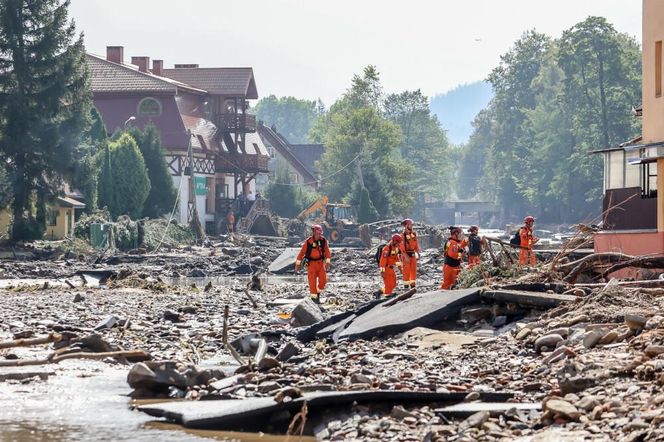 Stronie Śląskie strażacy szukają ludzi w samochodach i budynkach