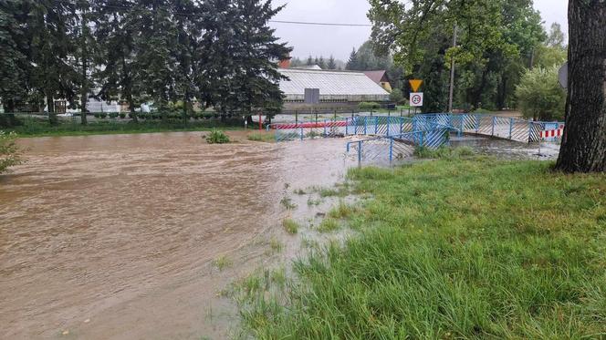 Jelenia Góra zalana. Pod wodą jest już 30 domostw, wiele dróg jest nieprzejezdnych 