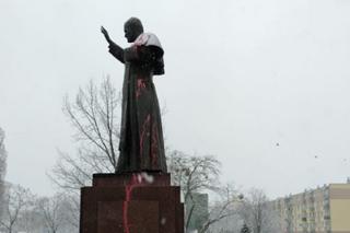 Pomnik Jana Pawła II oblany farbą. Kuria reaguje, pisze o oszczerczej kampanii