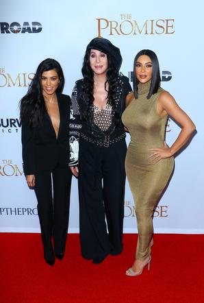 Kim Kardashian, Kourtney Kardashian i Cher na premierze filmu Obietnica