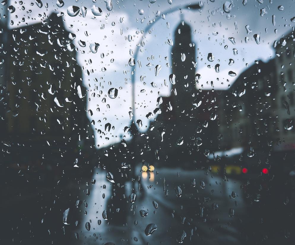 Deszcz i wichury nawet 90 km/h. Gdzie będzie najgorzej? [Prognoza IMGW na 8.10.2022]