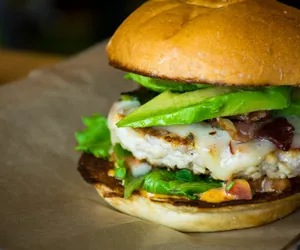 Cheeseburgery z kurczaka. Pyszny domowy fast food