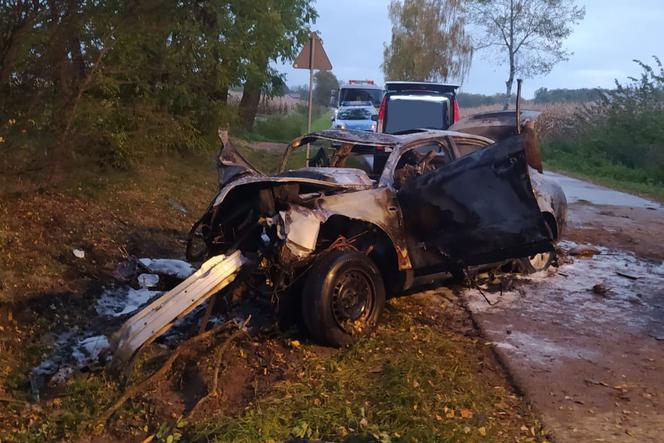 Potworny wypadek w Romanowie na Mazowszu. Auto stanęło w płomieniach. Cztery młode osoby nie żyją!