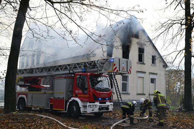 Pożar zabytkowego pałacyku na Pomorzu. Ewakuowano 20 osób, nie żyje jedna osoba